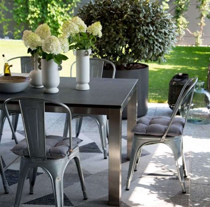 Hunenberg House – The Patio Dining Area